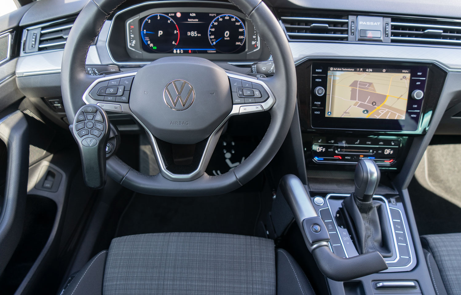 Behindertengerechter Volkswagen Passat Kombi, Fahrzeugumbau für Rollstuhlfahrer, Selbstfahrerumbau, Ladeboy, MFD, Handgerät, Sodermanns