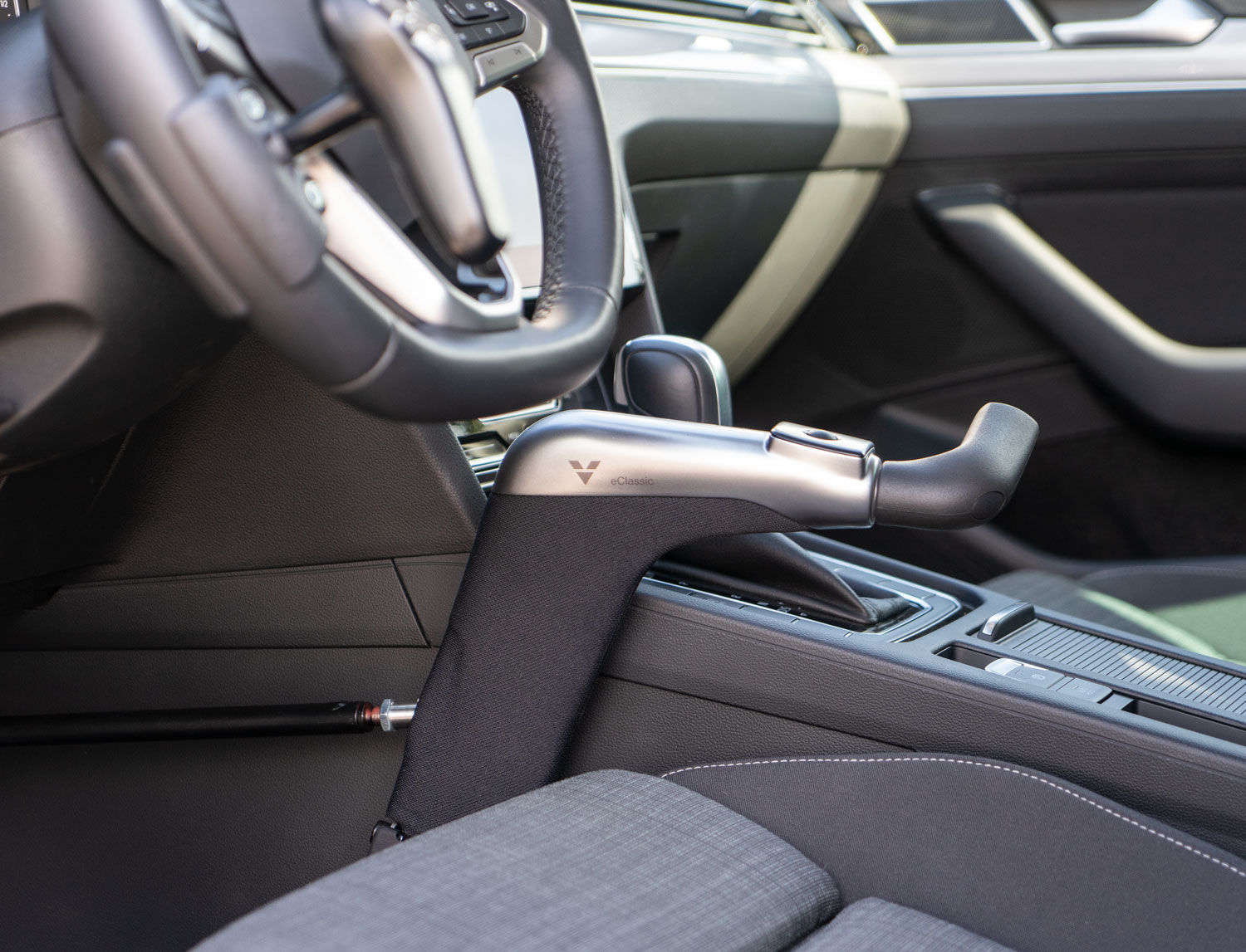 Behindertengerechter Volkswagen Passat Kombi, Fahrzeugumbau für Rollstuhlfahrer, Selbstfahrerumbau, Ladeboy, MFD, Handgerät, Sodermanns