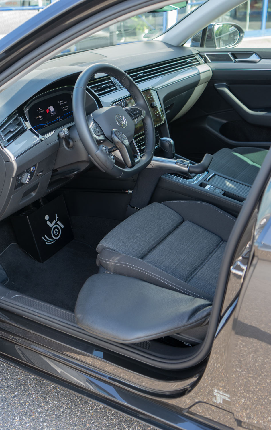 Behindertengerechter Volkswagen Passat Kombi, Fahrzeugumbau für Rollstuhlfahrer, Selbstfahrerumbau, Ladeboy, MFD, Handgerät, Sodermanns