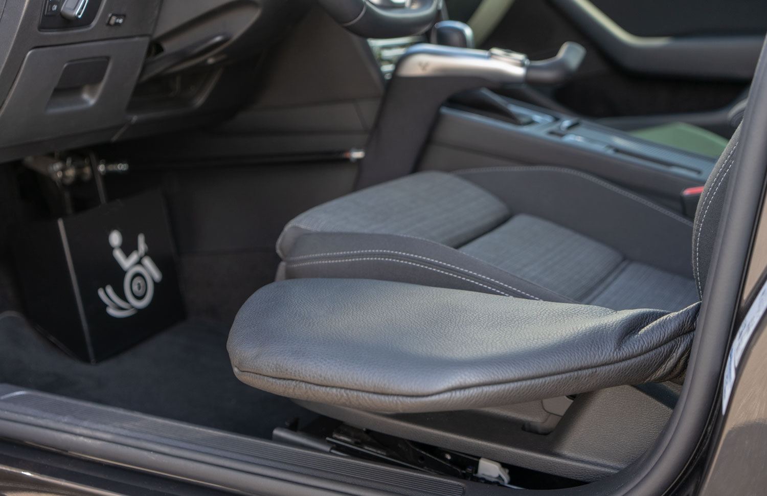 Behindertengerechter Volkswagen Passat Kombi, Fahrzeugumbau für Rollstuhlfahrer, Selbstfahrerumbau, Ladeboy, MFD, Handgerät, Sodermanns