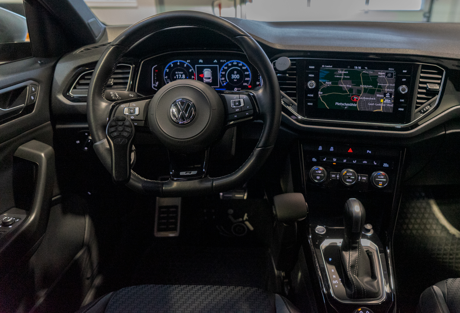 Behindertengerechter Volkswagen T-ROC, Selbstfahrerumbau, MFD, Handgerät, Pedalsperre, Sodermanns