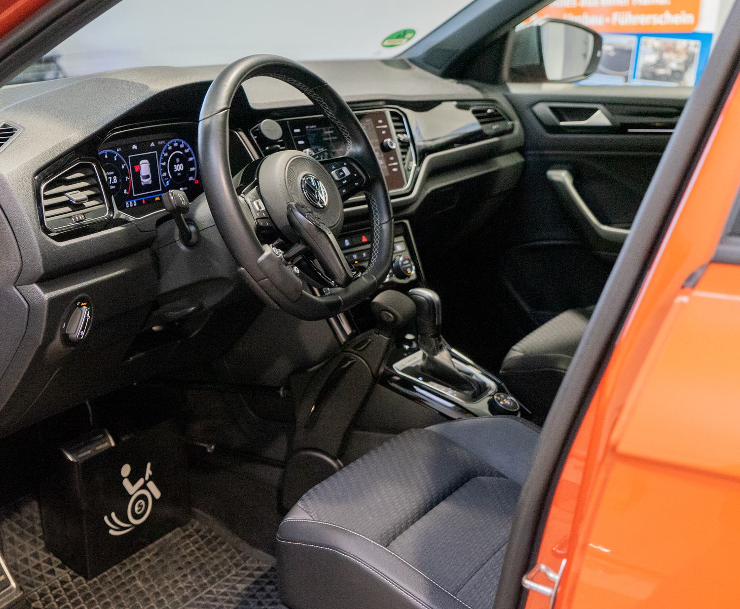 Behindertengerechter Volkswagen T-ROC, Selbstfahrerumbau, MFD, Handgerät, Pedalsperre, Sodermanns