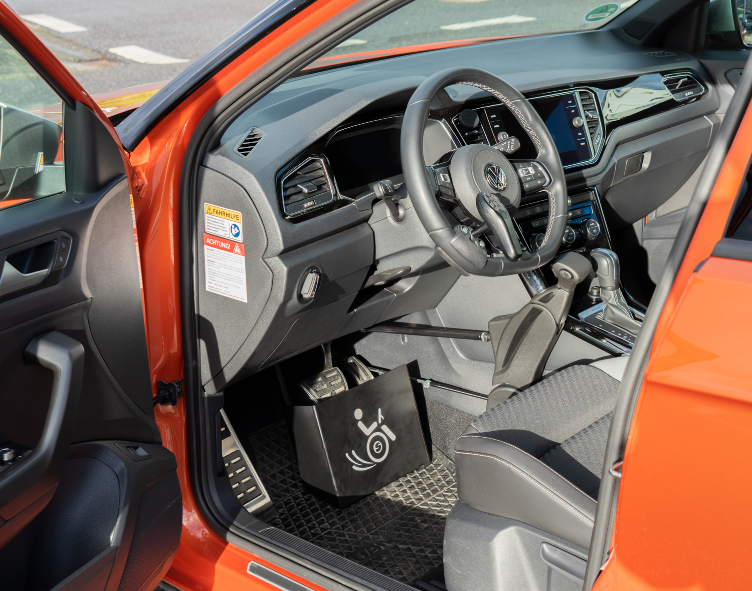 Behindertengerechter Volkswagen T-ROC, Selbstfahrerumbau, MFD, Handgerät, Pedalsperre, Sodermanns