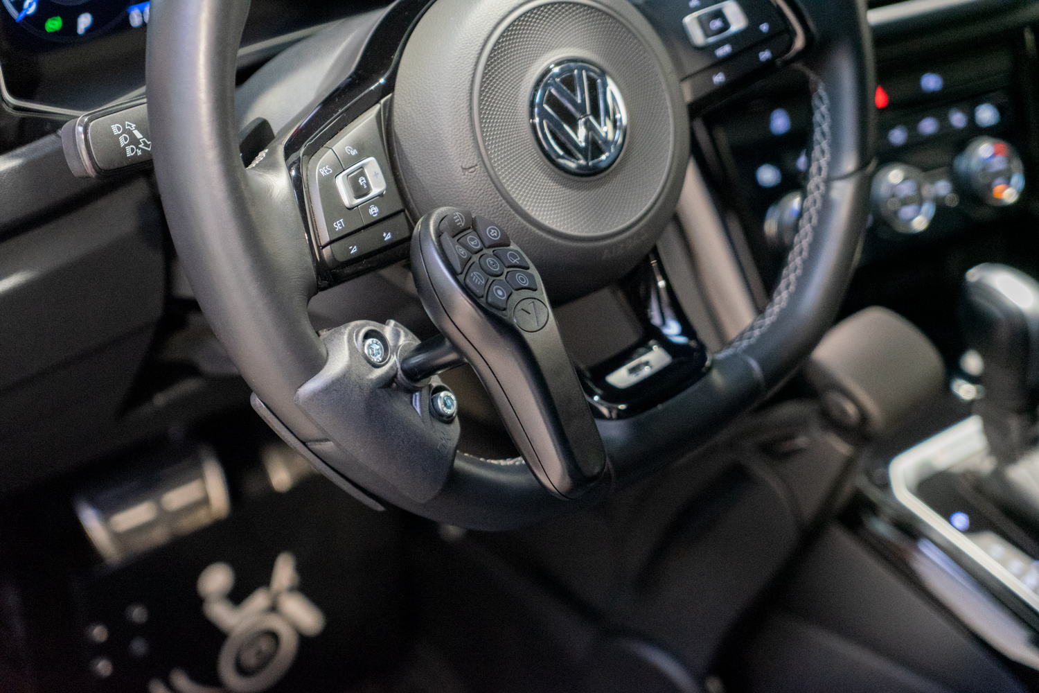 Behindertengerechter Volkswagen T-ROC, Selbstfahrerumbau, MFD, Handgerät, Pedalsperre, Sodermanns