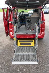 Behindertengerechter Volkswagen T7 Multivan, Selbstfahrer, Beifahrer, Fahrzeugumbau, Hecklift, Transferkonsole, Hub Schwenksitz, Handgerät Gas Bremse, MFD, Sodermanns