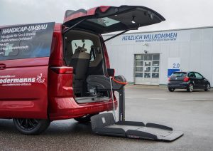 Behindertengerechter Volkswagen T7 Multivan, Selbstfahrer, Beifahrer, Fahrzeugumbau, Hecklift, Transferkonsole, Hub Schwenksitz, Handgerät Gas Bremse, MFD, Sodermanns