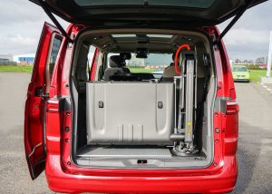 Behindertengerechter Volkswagen T7 Multivan, Selbstfahrer, Beifahrer, Fahrzeugumbau, Hecklift, Transferkonsole, Hub Schwenksitz, Handgerät Gas Bremse, MFD, Sodermanns