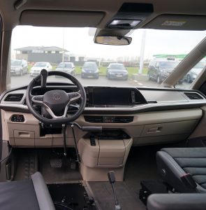Behindertengerechter Volkswagen T7 Multivan, Selbstfahrer, Beifahrer, Fahrzeugumbau, Hecklift, Transferkonsole, Hub Schwenksitz, Handgerät Gas Bremse, MFD, Sodermanns