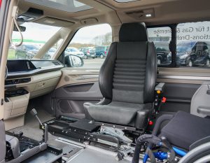 Behindertengerechter Volkswagen T7 Multivan, Selbstfahrer, Beifahrer, Fahrzeugumbau, Hecklift, Transferkonsole, Hub Schwenksitz, Handgerät Gas Bremse, MFD, Sodermanns
