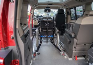 Behindertengerechter Volkswagen T7 Multivan, Selbstfahrer, Beifahrer, Fahrzeugumbau, Hecklift, Transferkonsole, Hub Schwenksitz, Handgerät Gas Bremse, MFD, Sodermanns