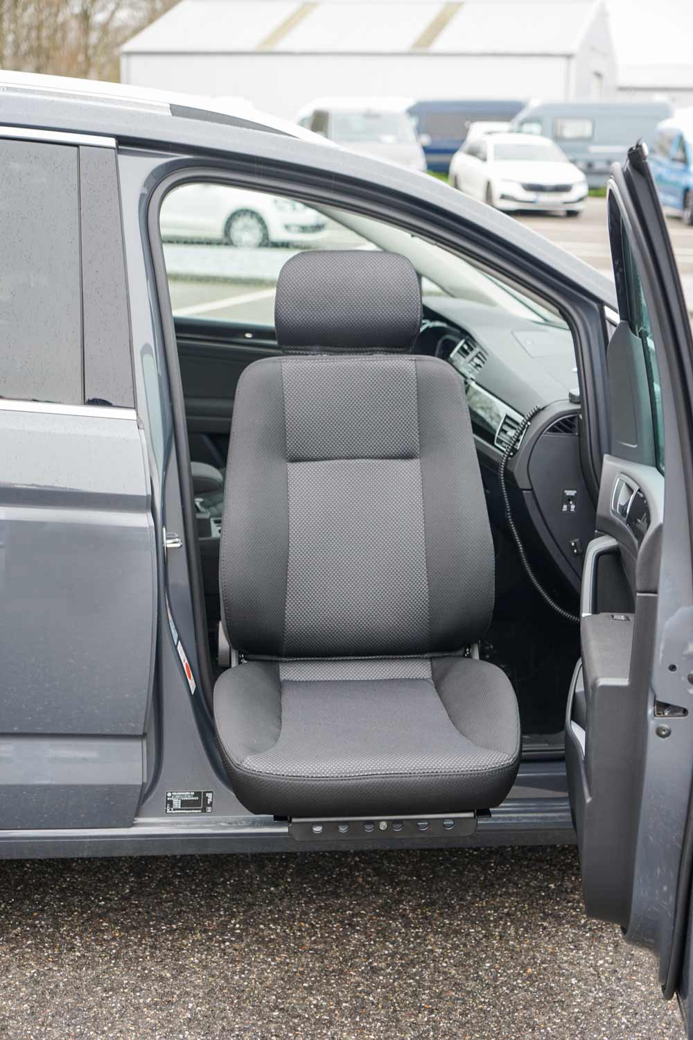 Behindertengerechter Volkswagen Touran, Dreh Schwenksitz, Turny Low, Beifahrerumbau, Sodermanns