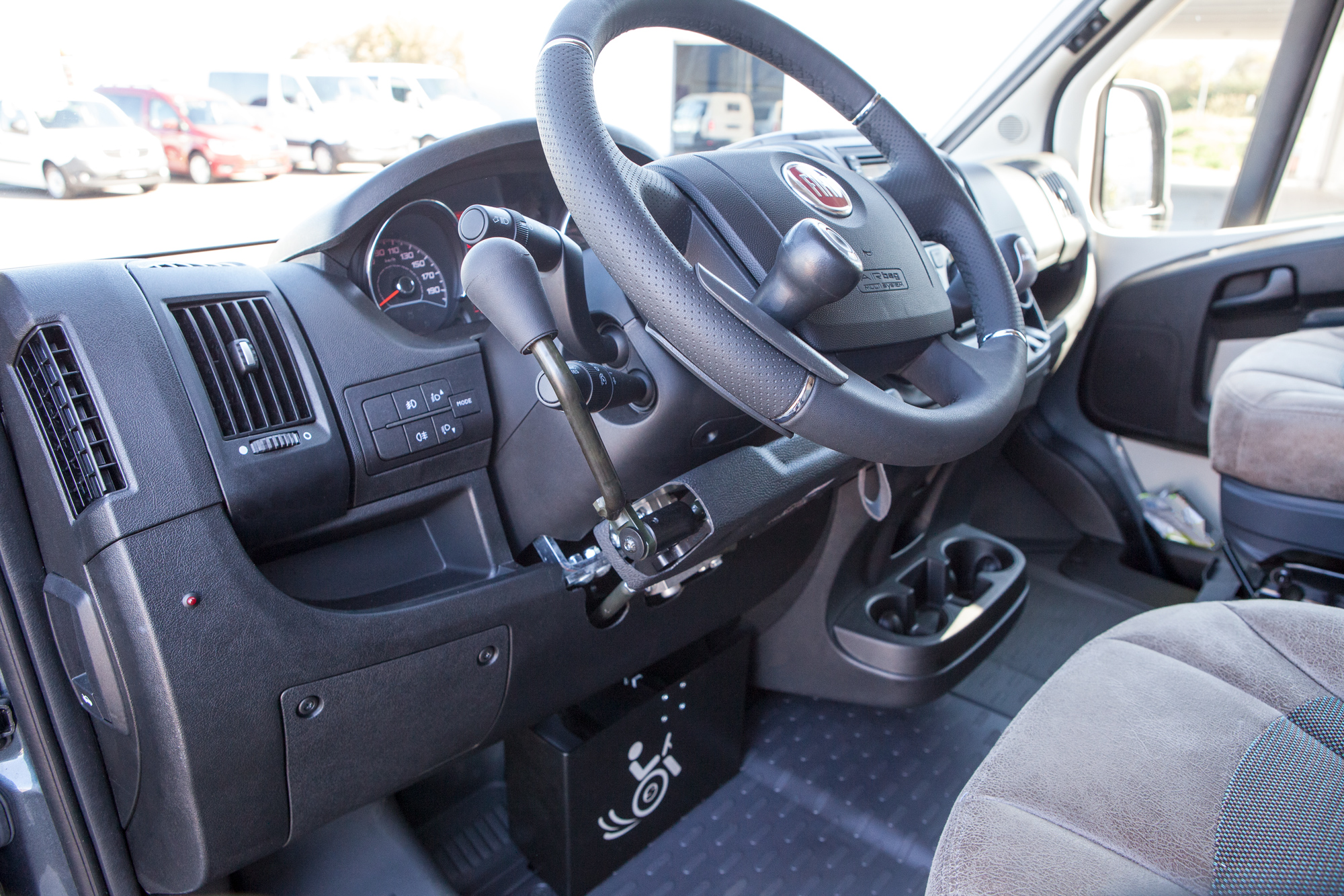 Behindertengerechter Fiat Ducato Reisemobile, Selbstfahrerumbau, Lenkraddrehknauf, Handgerät, Lift, Sodermanns
