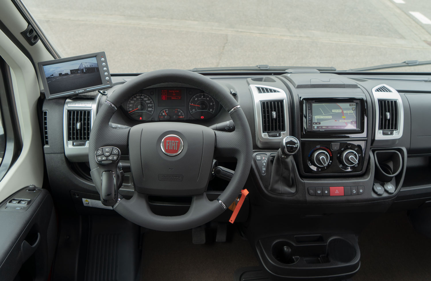 Behindertengerechtes Fiat Malibu Wohnmobil, Selbstfahrerumbau, MFD, Kamerasystem, zusätzliche Aussenspiegel, Sodermanns