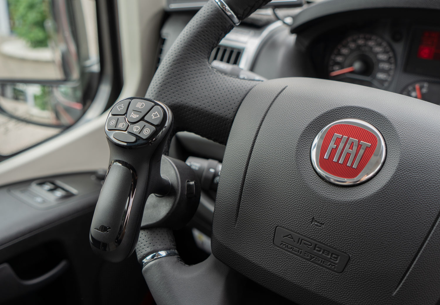 Behindertengerechtes Fiat Malibu Wohnmobil, Selbstfahrerumbau, MFD, Kamerasystem, zusätzliche Aussenspiegel, Sodermanns