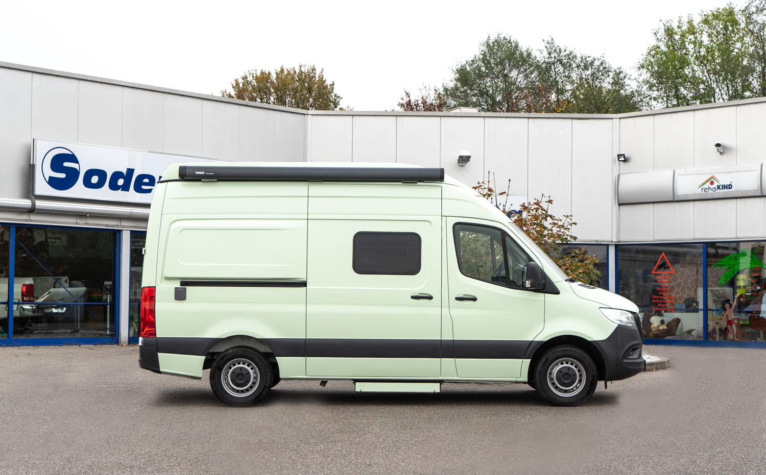 Behindertengerechtes Mercedes Benz Sprinter Reisemobil, Beifahrerumbau, seitlicher Lift, Sodermanns