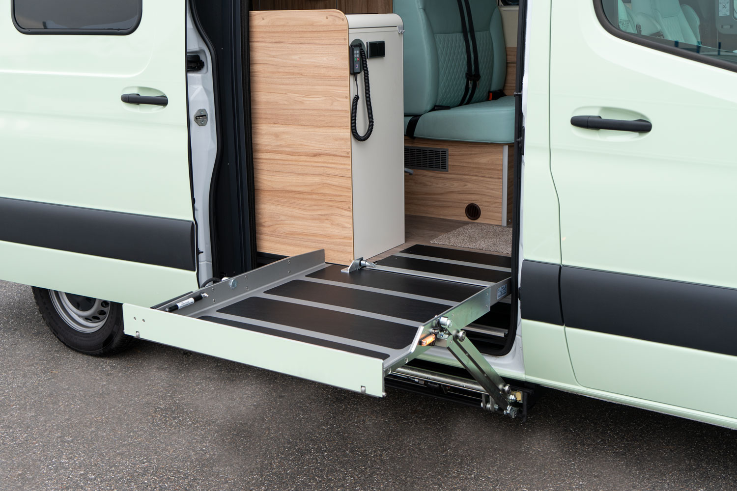Behindertengerechtes Mercedes Benz Sprinter Reisemobil, Beifahrerumbau, seitlicher Lift, Sodermanns