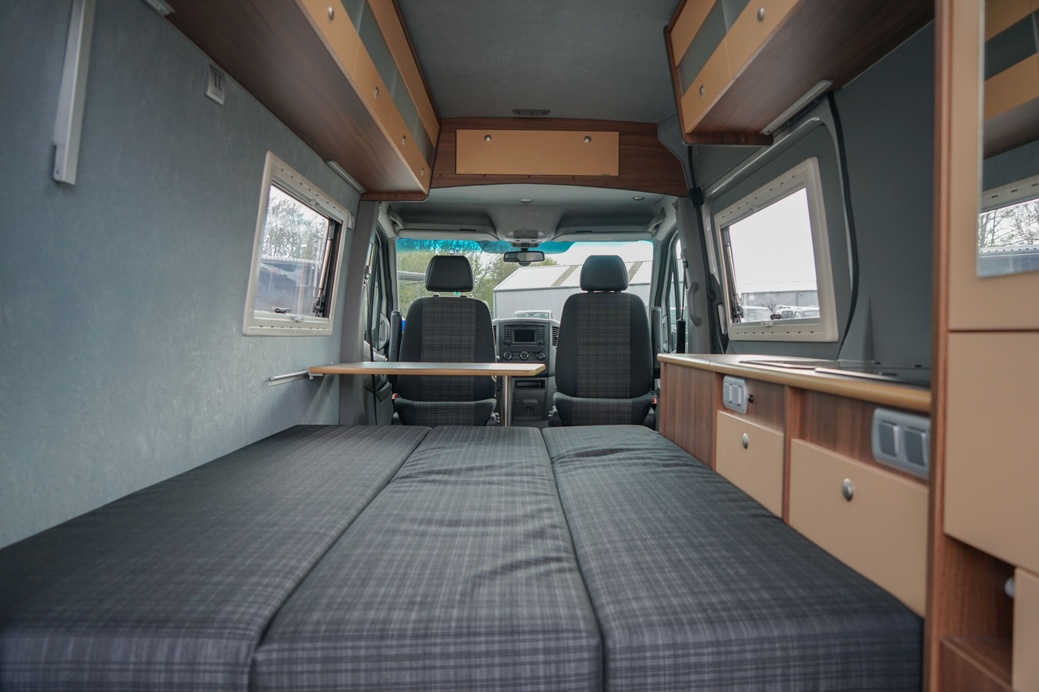 Behindertengerechtes Mercedes Benz Sprinter Reisemobil, Beifahrerumbau, seitlicher Lift, Sodermanns