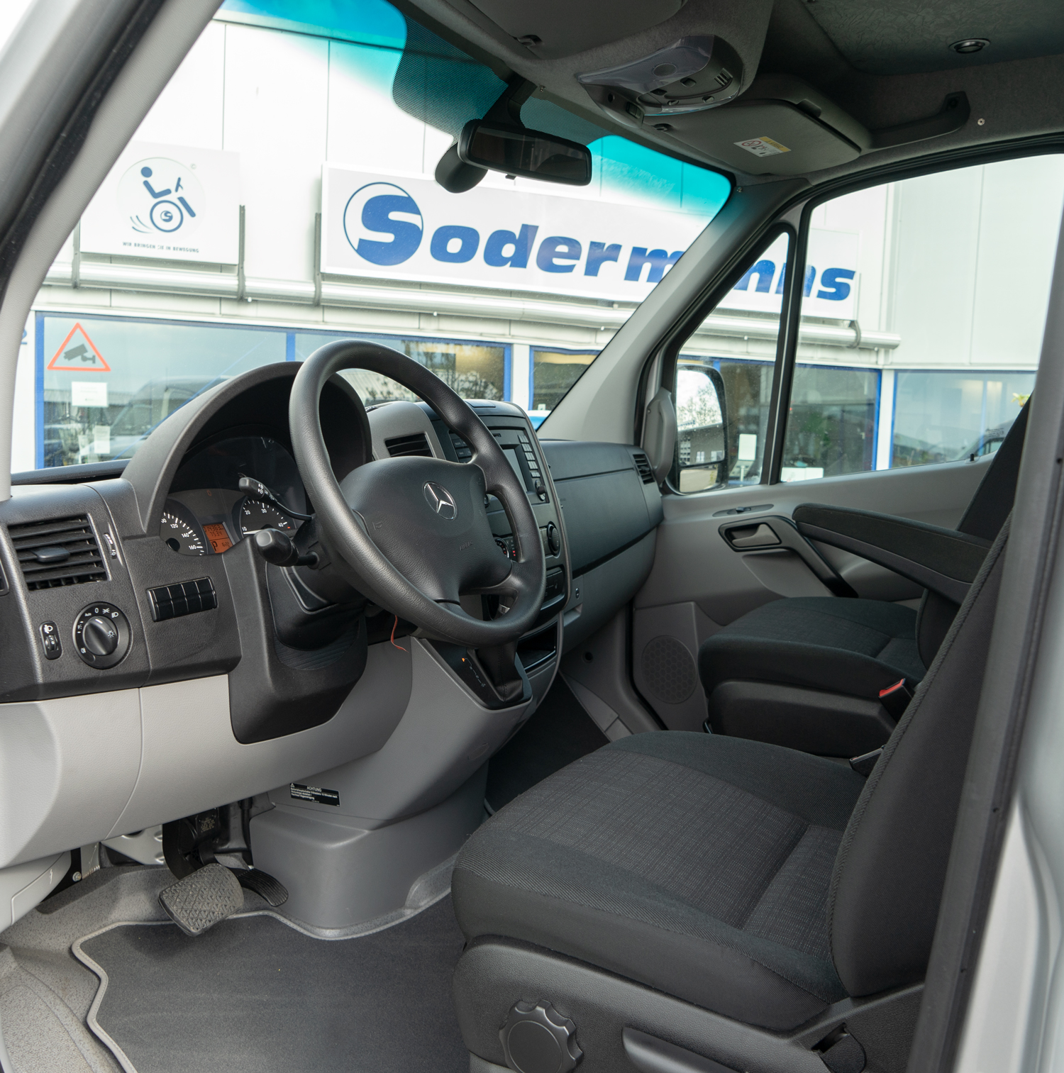 Behindertengerechtes Mercedes Benz Sprinter Reisemobil, Beifahrerumbau, seitlicher Lift, Sodermanns
