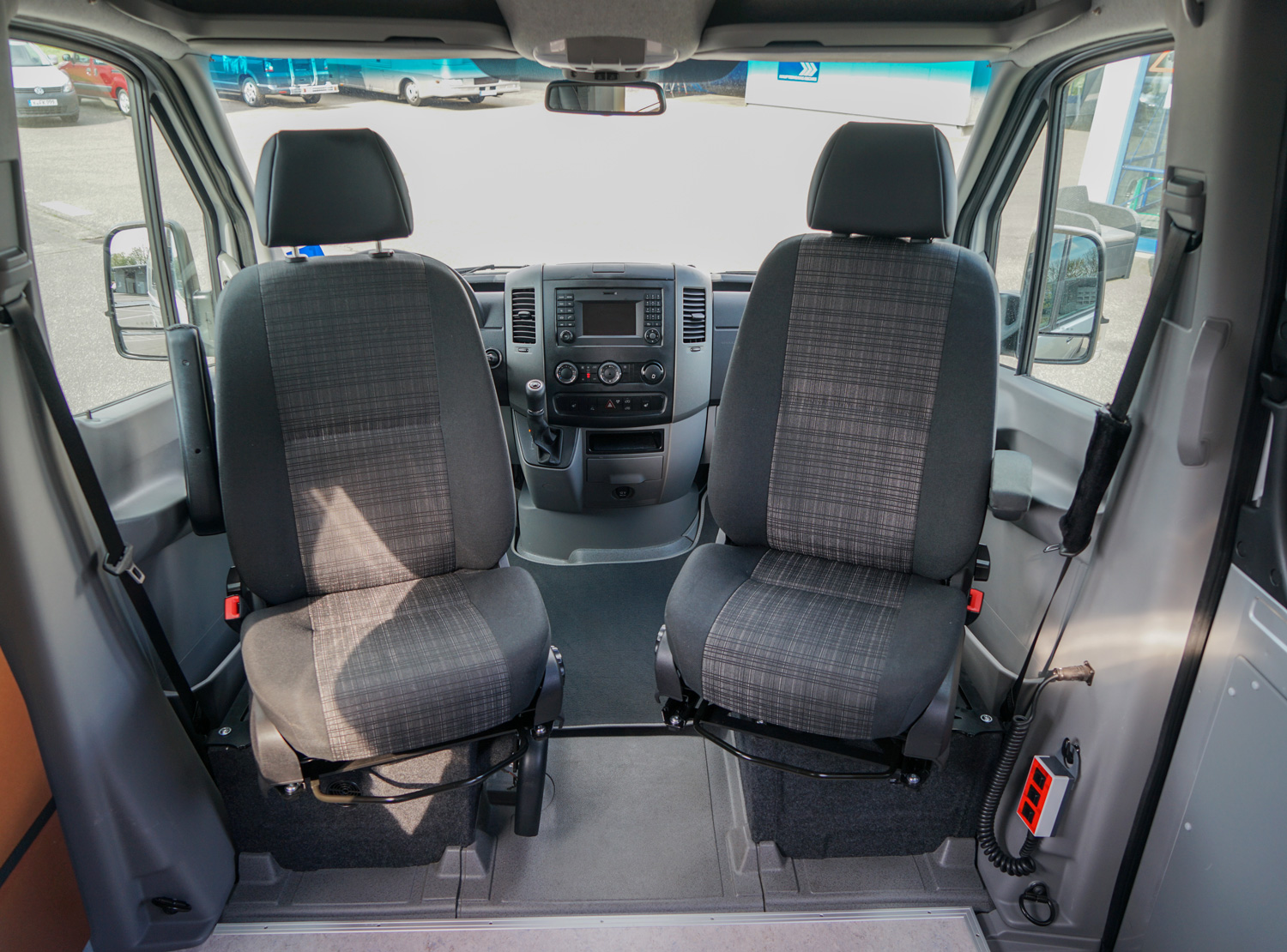 Behindertengerechtes Mercedes Benz Sprinter Reisemobil, Beifahrerumbau, seitlicher Lift, Sodermanns