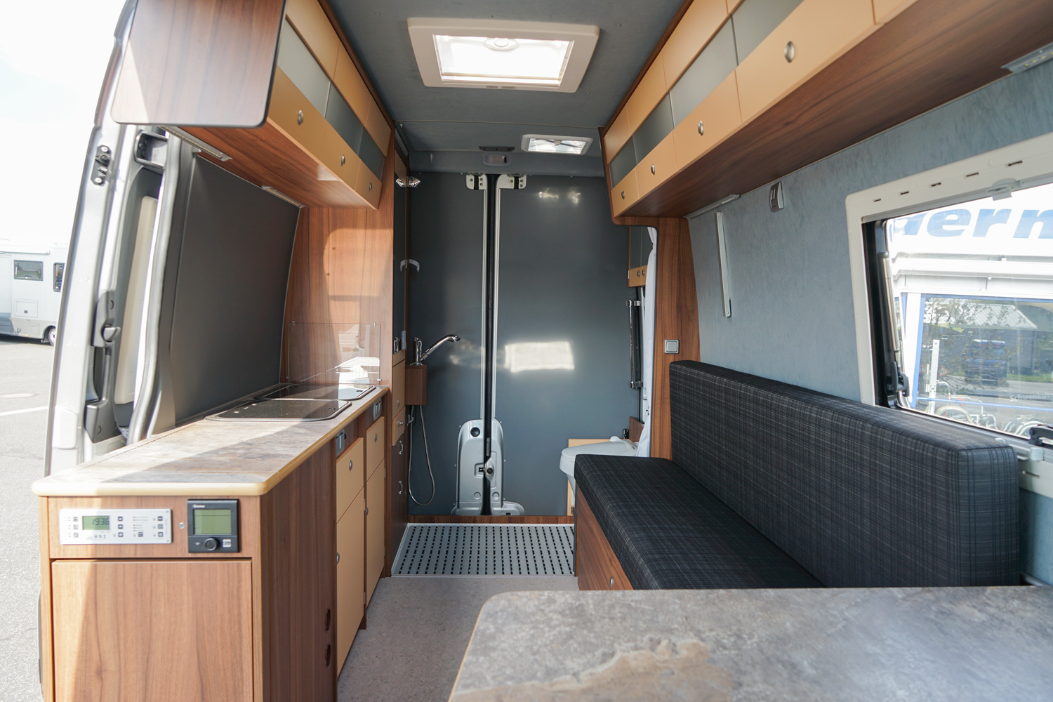 Behindertengerechtes Mercedes Benz Sprinter Reisemobil, Beifahrerumbau, seitlicher Lift, Sodermanns