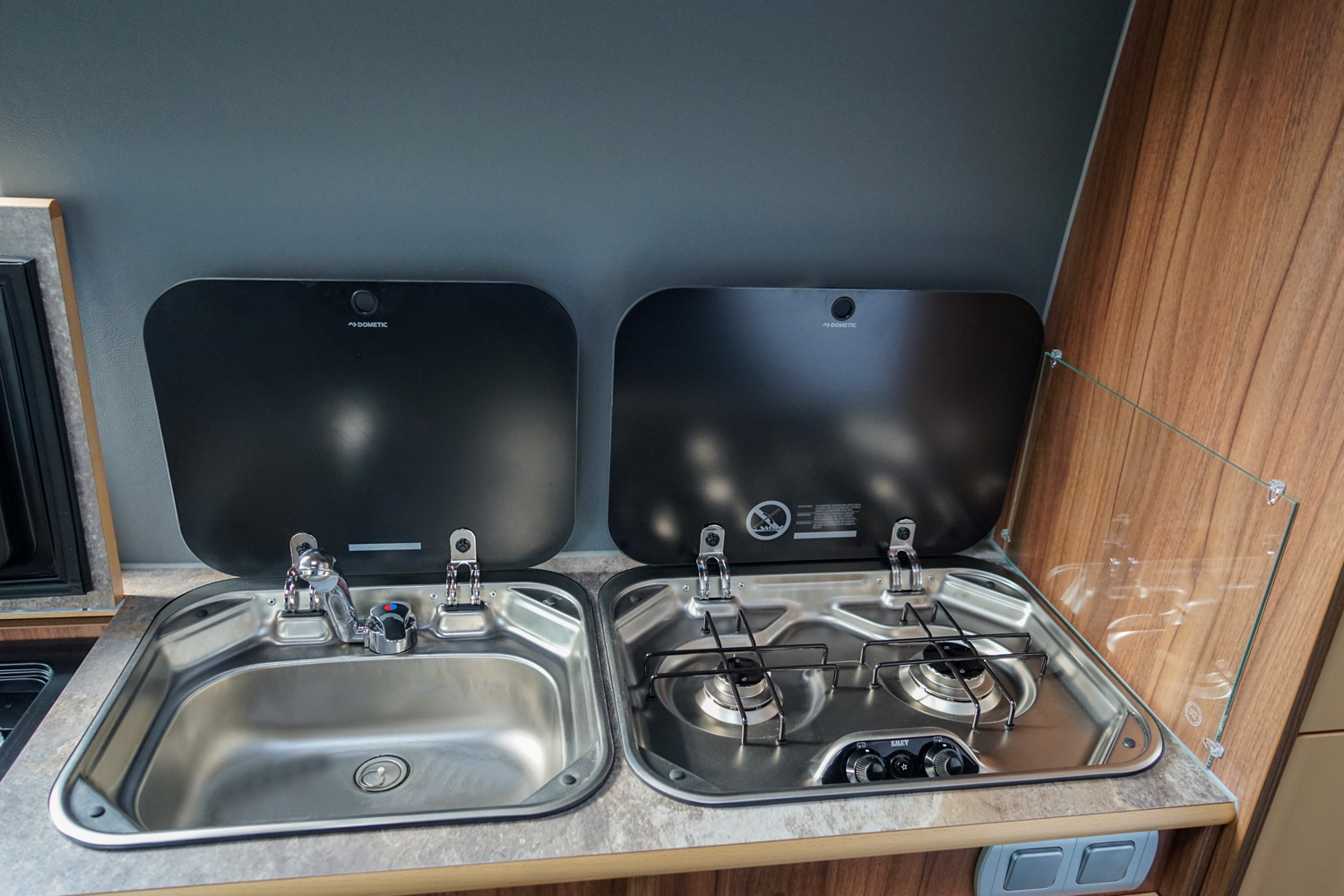 Behindertengerechtes Mercedes Benz Sprinter Reisemobil, Beifahrerumbau, seitlicher Lift, Sodermanns