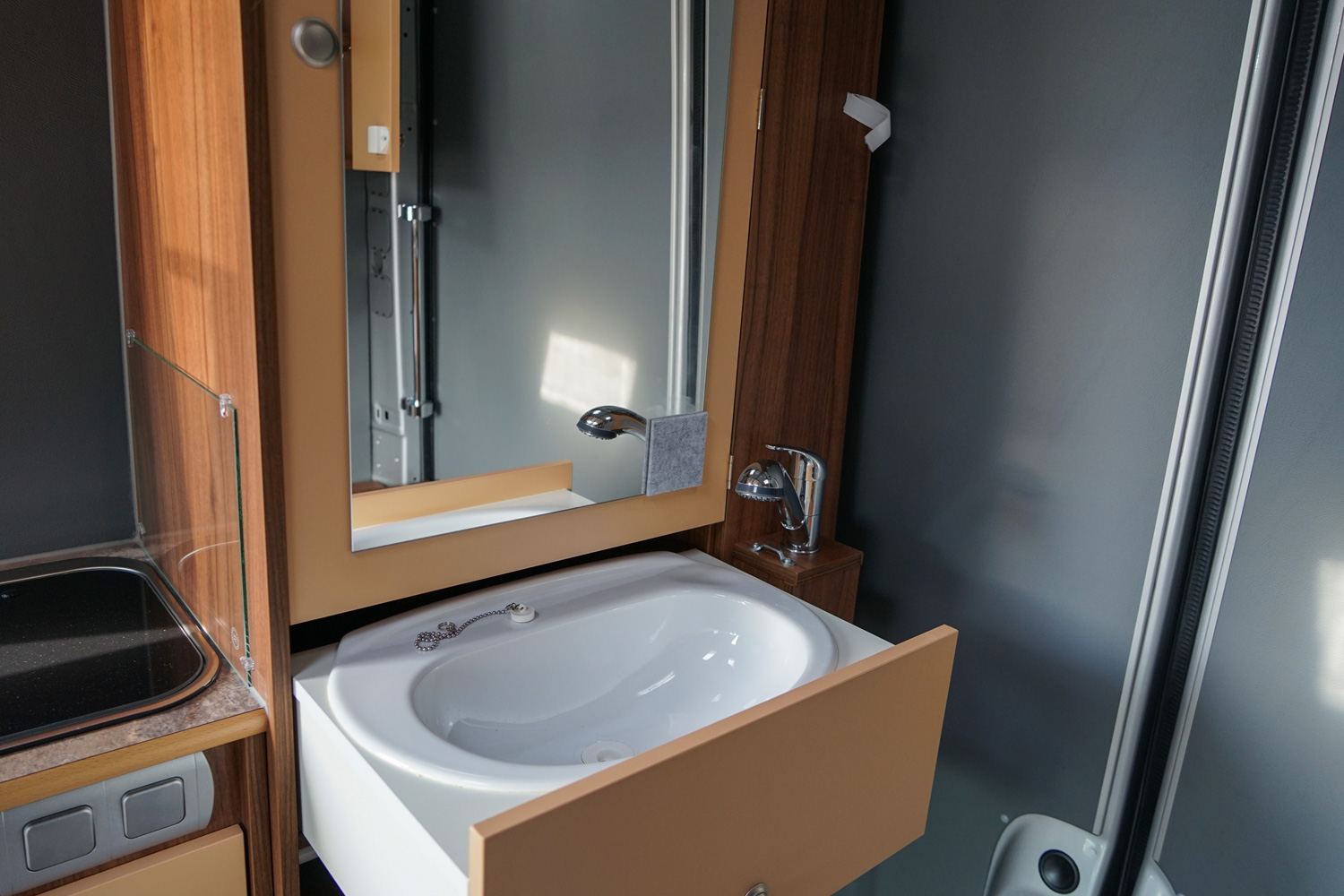 Behindertengerechtes Mercedes Benz Sprinter Reisemobil, Beifahrerumbau, seitlicher Lift, Sodermanns