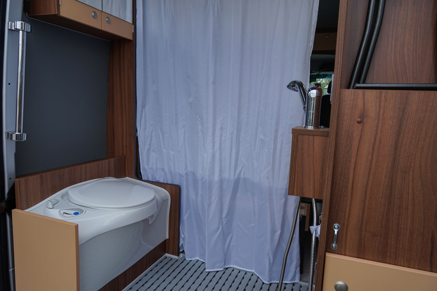 Behindertengerechtes Mercedes Benz Sprinter Reisemobil, Beifahrerumbau, seitlicher Lift, Sodermanns