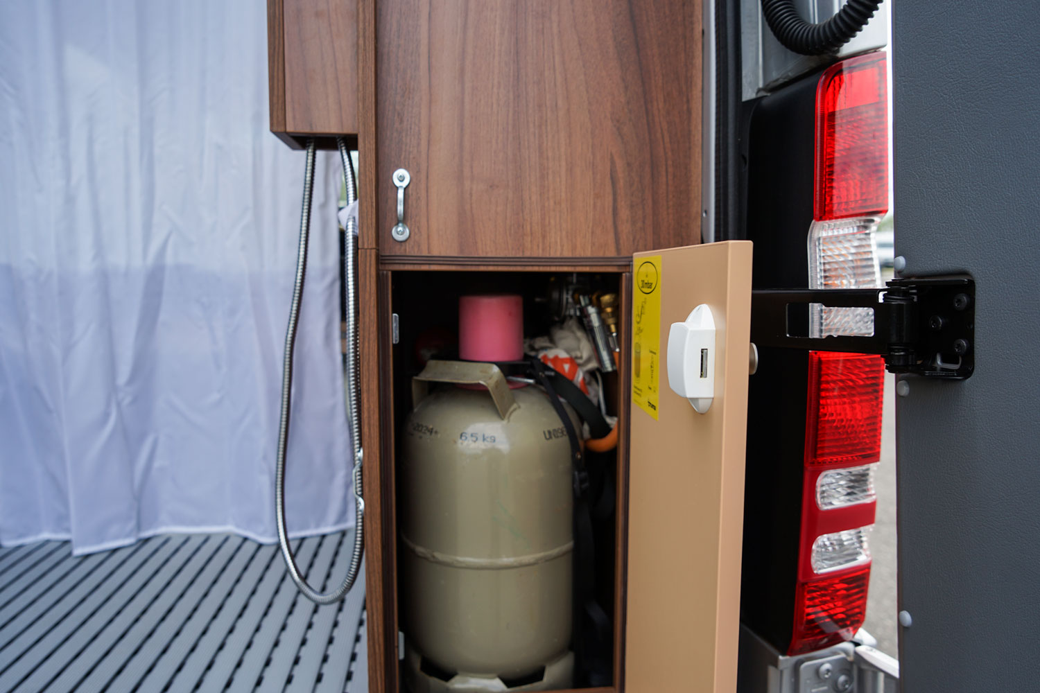 Behindertengerechtes Mercedes Benz Sprinter Reisemobil, Beifahrerumbau, seitlicher Lift, Sodermanns