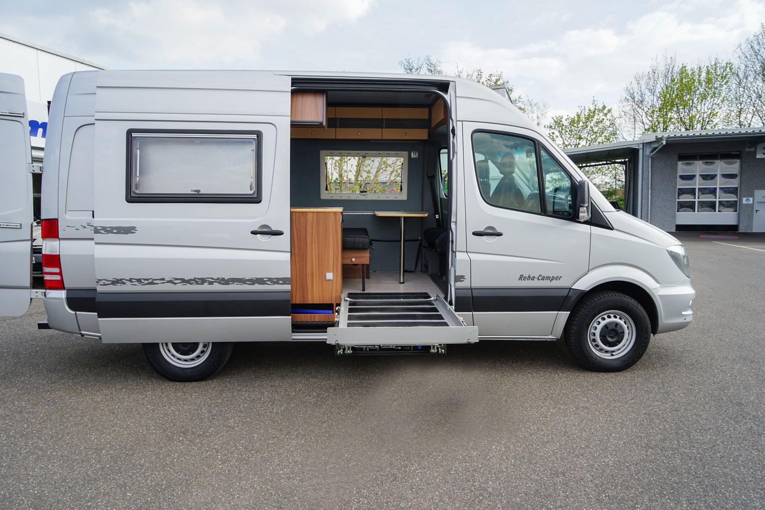 Behindertengerechtes Mercedes Benz Sprinter Reisemobil, Beifahrerumbau, seitlicher Lift, Sodermanns