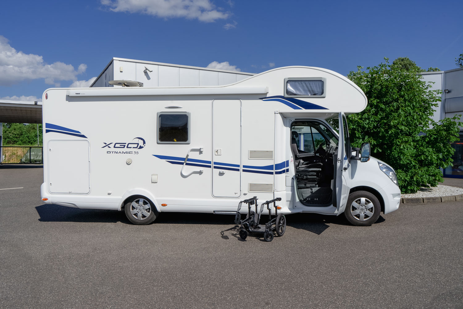 Behindertengerechtes Renault Master Reisemobil, Beifahrerumbau, Hub Schwenksitz, Transferkonsole, Sodermanns