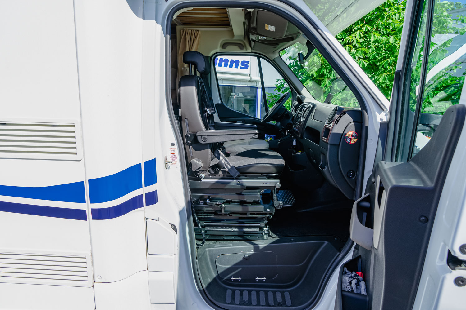 Behindertengerechtes Renault Master Reisemobil, Beifahrerumbau, Hub Schwenksitz, Transferkonsole, Sodermanns