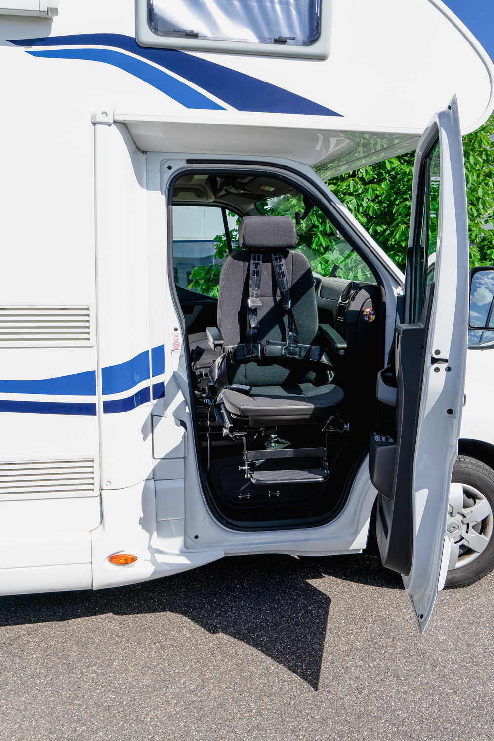 Behindertengerechtes Renault Master Reisemobil, Beifahrerumbau, Hub Schwenksitz, Transferkonsole, Sodermanns