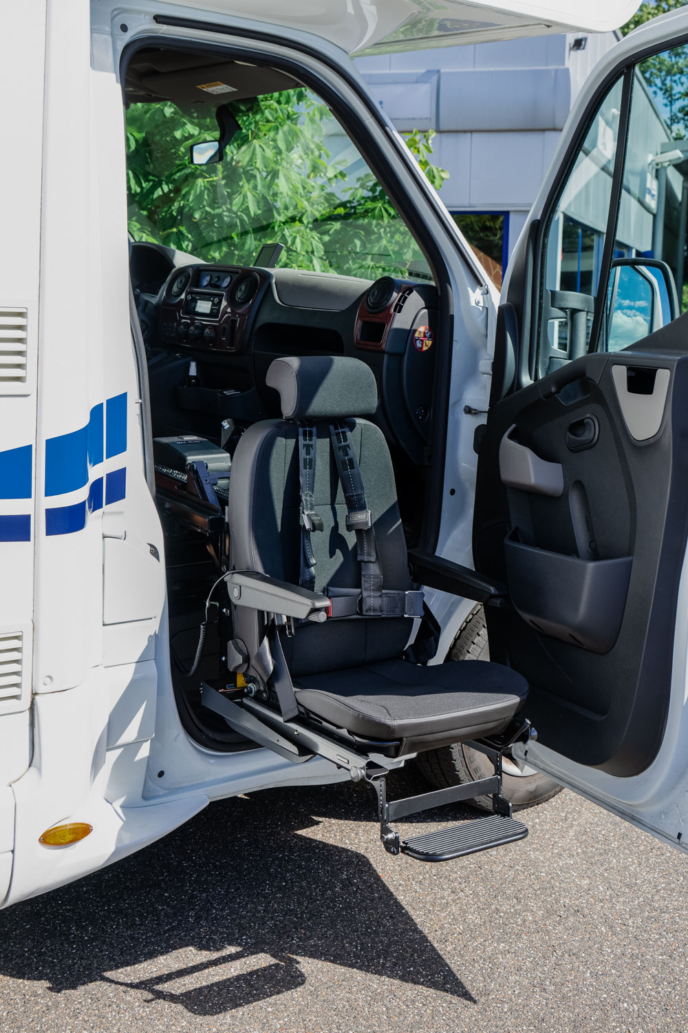 Behindertengerechtes Renault Master Reisemobil, Beifahrerumbau, Hub Schwenksitz, Transferkonsole, Sodermanns