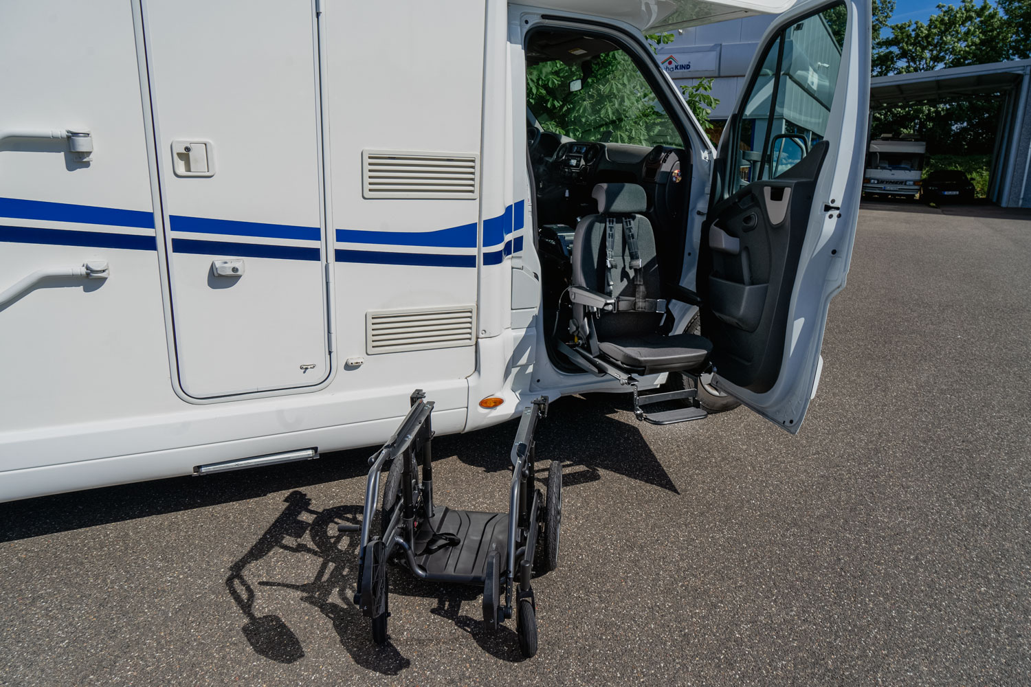 Behindertengerechtes Renault Master Reisemobil, Beifahrerumbau, Hub Schwenksitz, Transferkonsole, Sodermanns