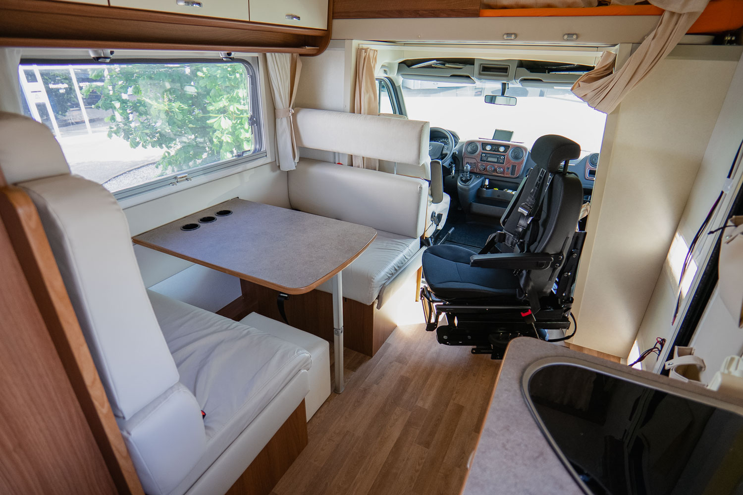 Behindertengerechtes Renault Master Reisemobil, Beifahrerumbau, Hub Schwenksitz, Transferkonsole, Sodermanns