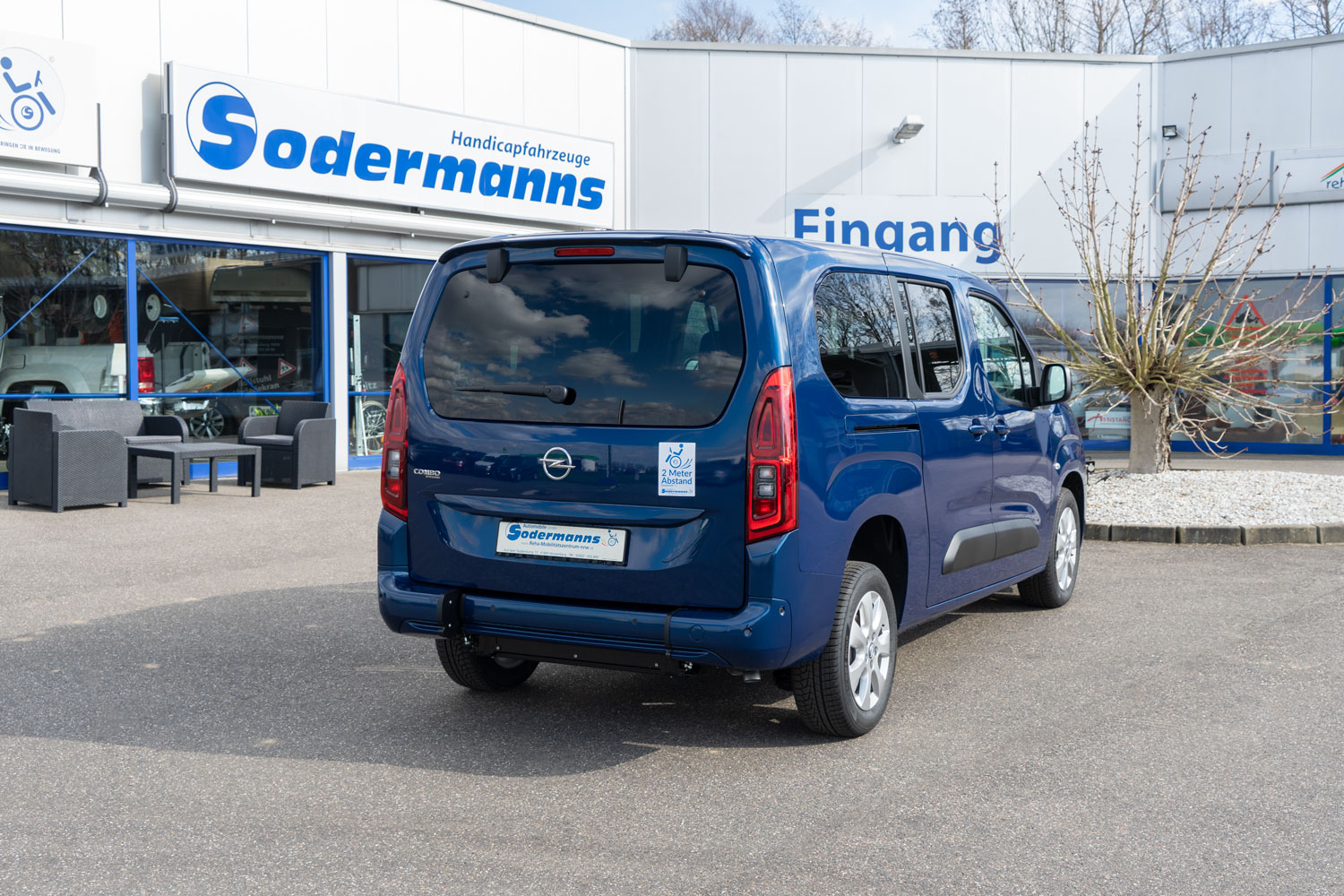 Behindertengerechter Opel Combo, Beifahrerumbau, Heckeinstieg