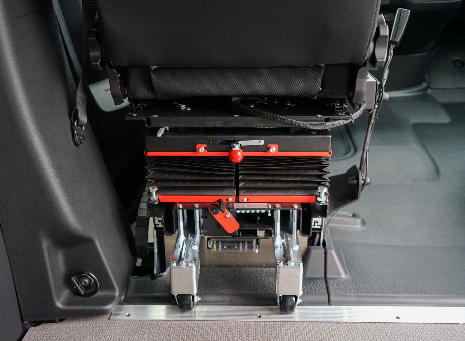 Behindertengerechter Mercedes Benz Sprinter, Selbstfahrerumbau, Kassettenlift, MFD, Handgerät, Transferkonsole, Smart floor, Sodermanns