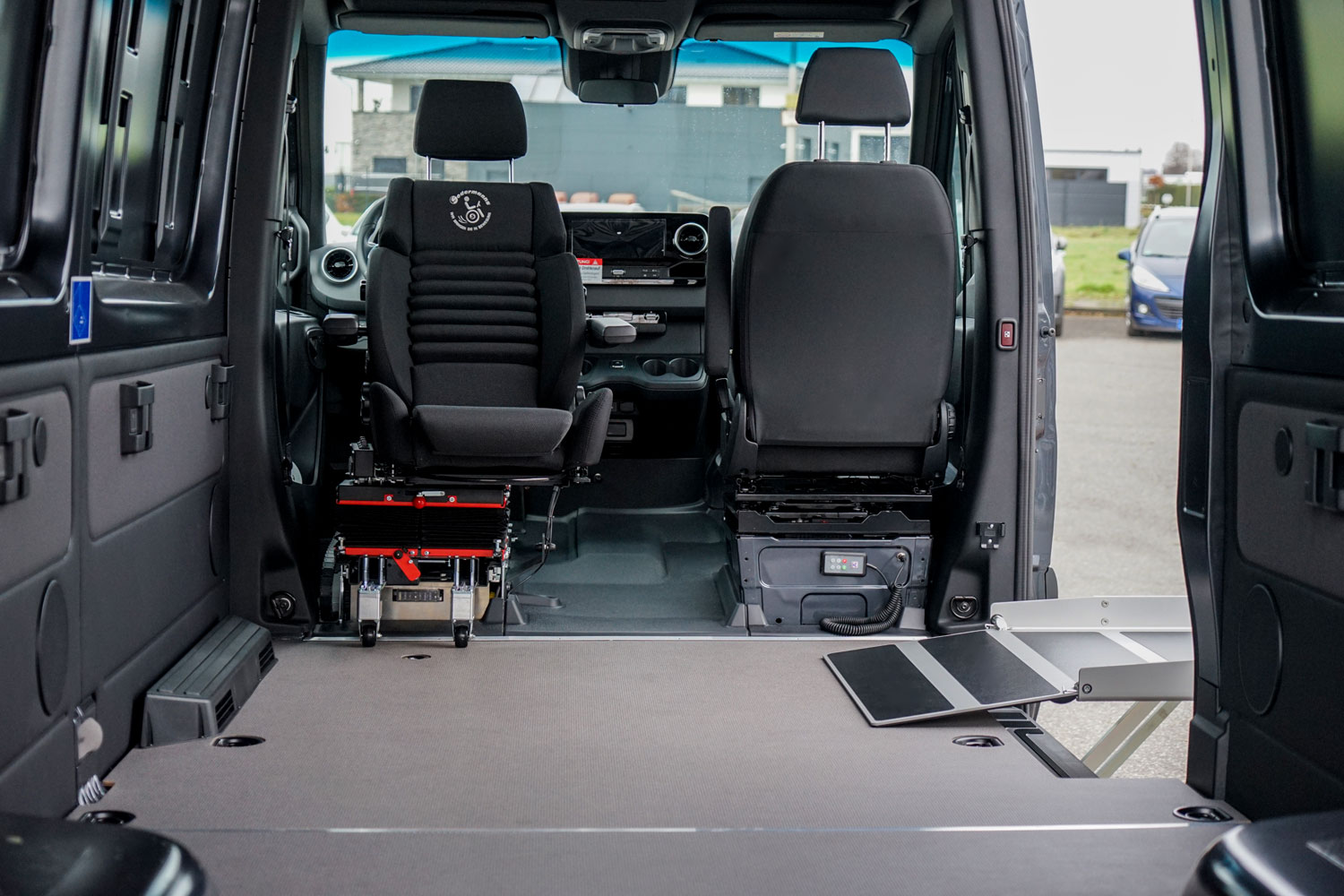 Behindertengerechter Mercedes Benz Sprinter, Selbstfahrerumbau, Kassettenlift, MFD, Handgerät, Transferkonsole, Smart floor, Sodermanns