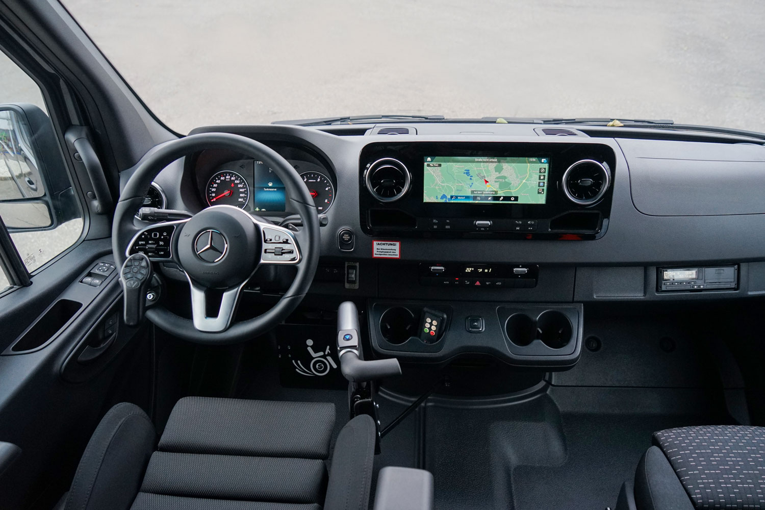 Behindertengerechter Mercedes Benz Sprinter, Selbstfahrerumbau, Kassettenlift, MFD, Handgerät, Transferkonsole, Smart floor, Sodermanns