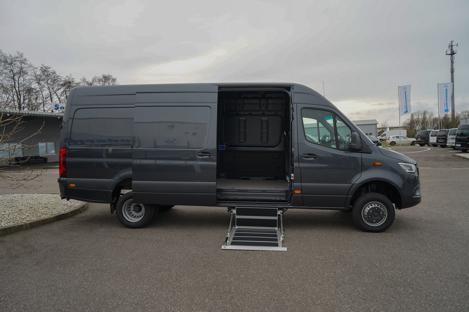 Behindertengerechter Mercedes Benz Sprinter, Selbstfahrerumbau, Kassettenlift, MFD, Handgerät, Transferkonsole, Smart floor, Sodermanns