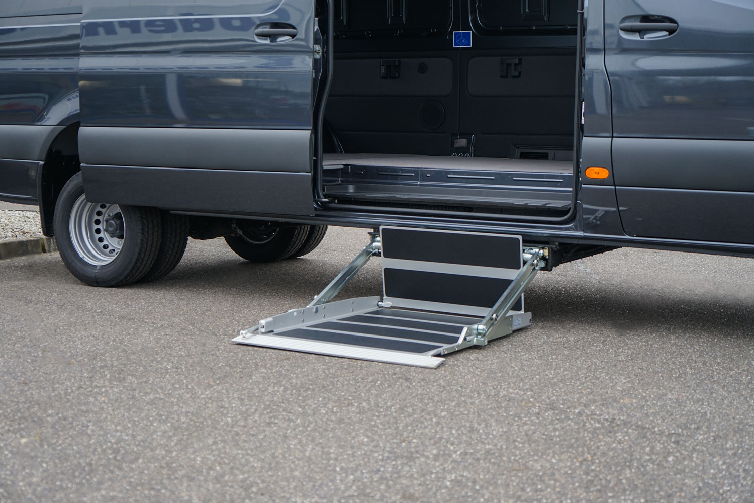 Behindertengerechter Mercedes Benz Sprinter, Selbstfahrerumbau, Kassettenlift, MFD, Handgerät, Transferkonsole, Smart floor, Sodermanns