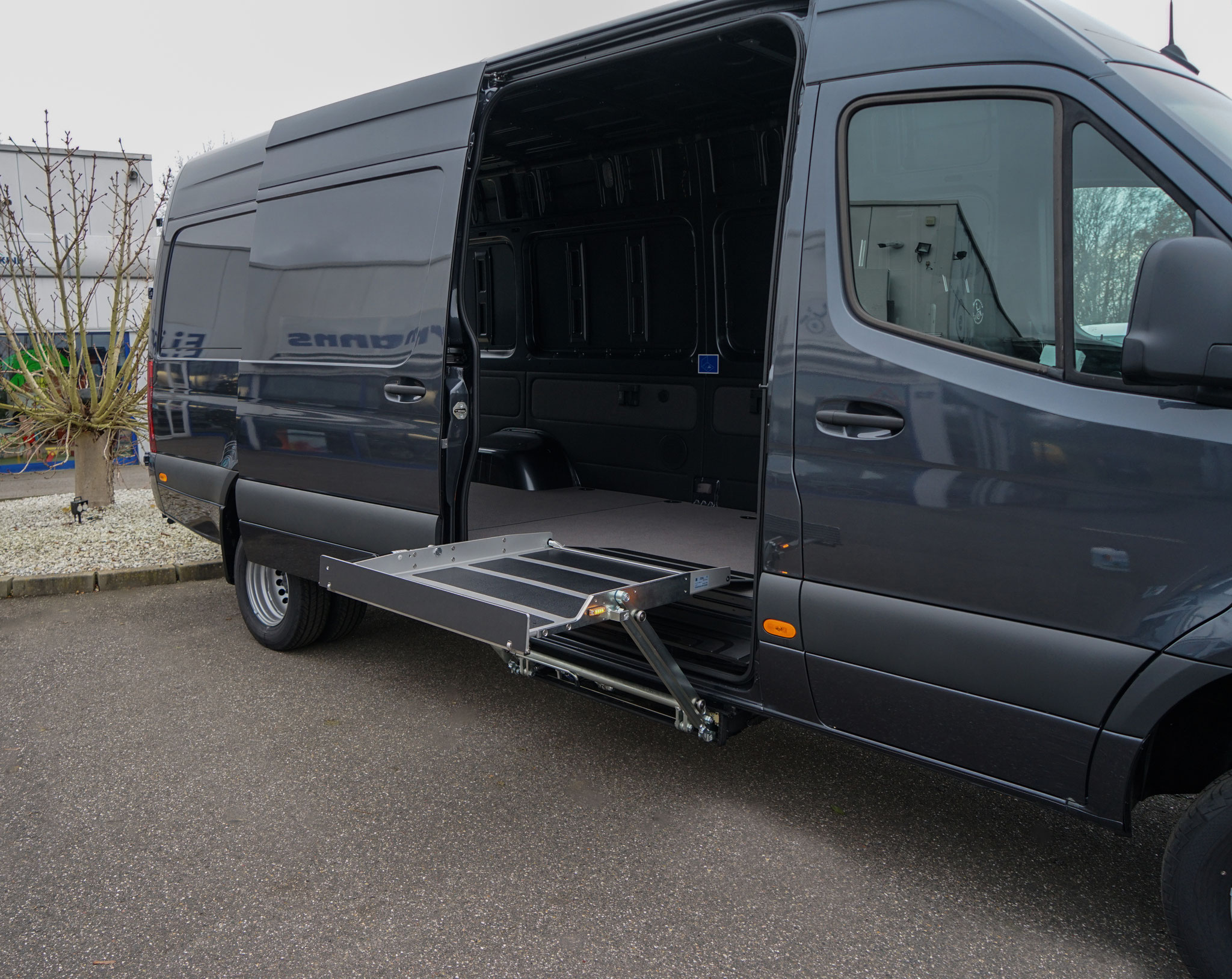 Behindertengerechter Mercedes Benz Sprinter, Selbstfahrerumbau, Kassettenlift, MFD, Handgerät, Transferkonsole, Smart floor, Sodermanns