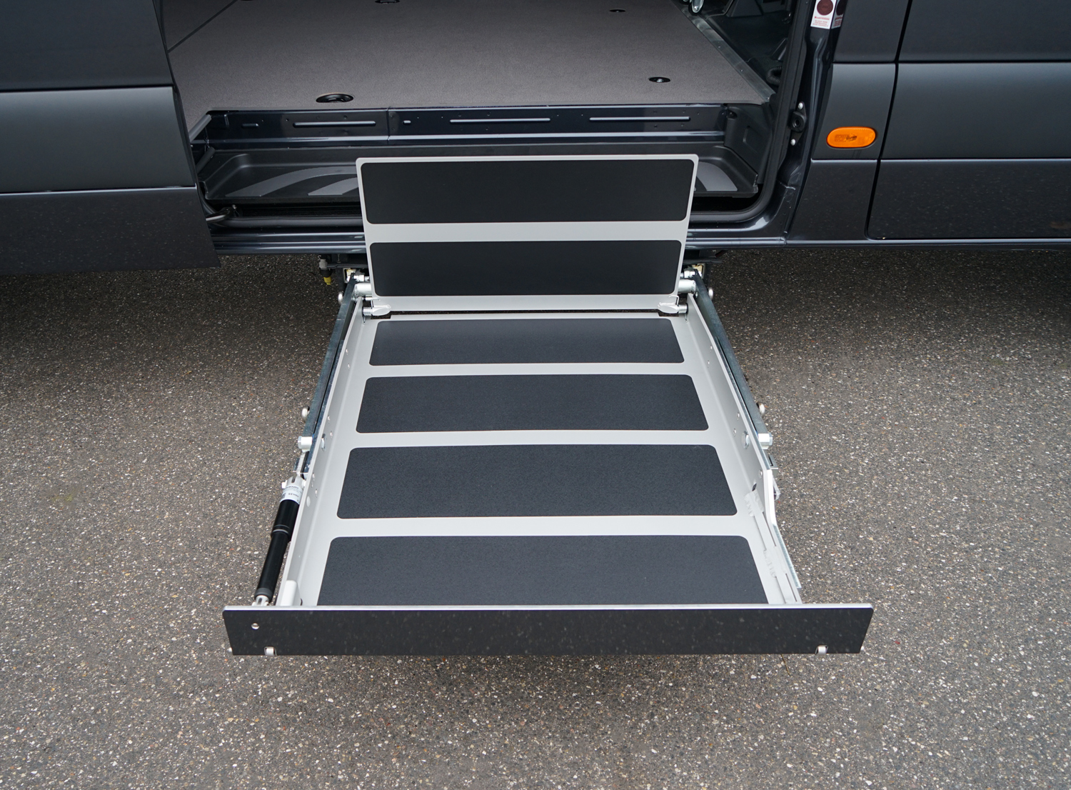 Behindertengerechter Mercedes Benz Sprinter, Selbstfahrerumbau, Kassettenlift, MFD, Handgerät, Transferkonsole, Smart floor, Sodermanns