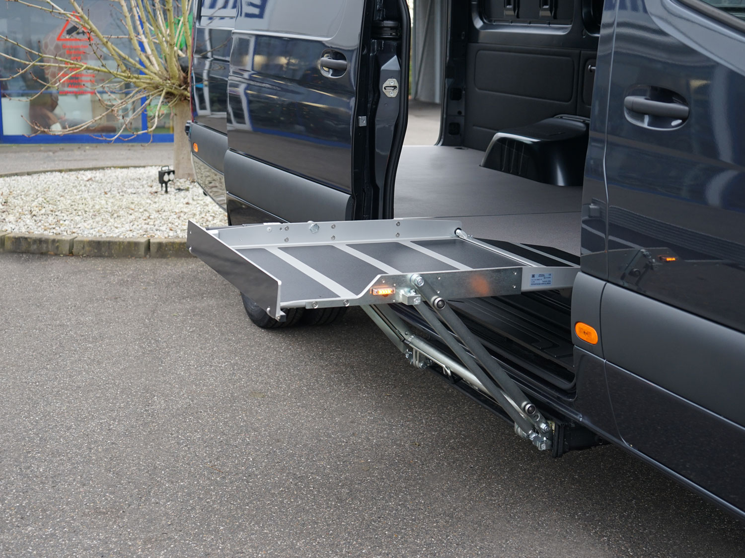 Behindertengerechter Mercedes Benz Sprinter, Selbstfahrerumbau, Kassettenlift, MFD, Handgerät, Transferkonsole, Smart floor, Sodermanns