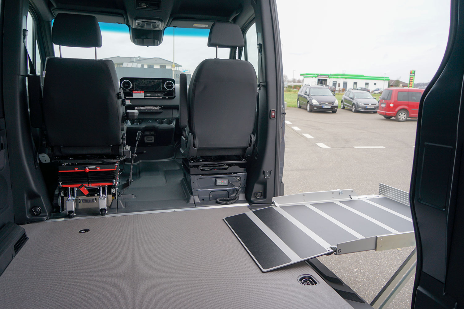 Behindertengerechter Mercedes Benz Sprinter, Selbstfahrerumbau, Kassettenlift, MFD, Handgerät, Transferkonsole, Smart floor, Sodermanns