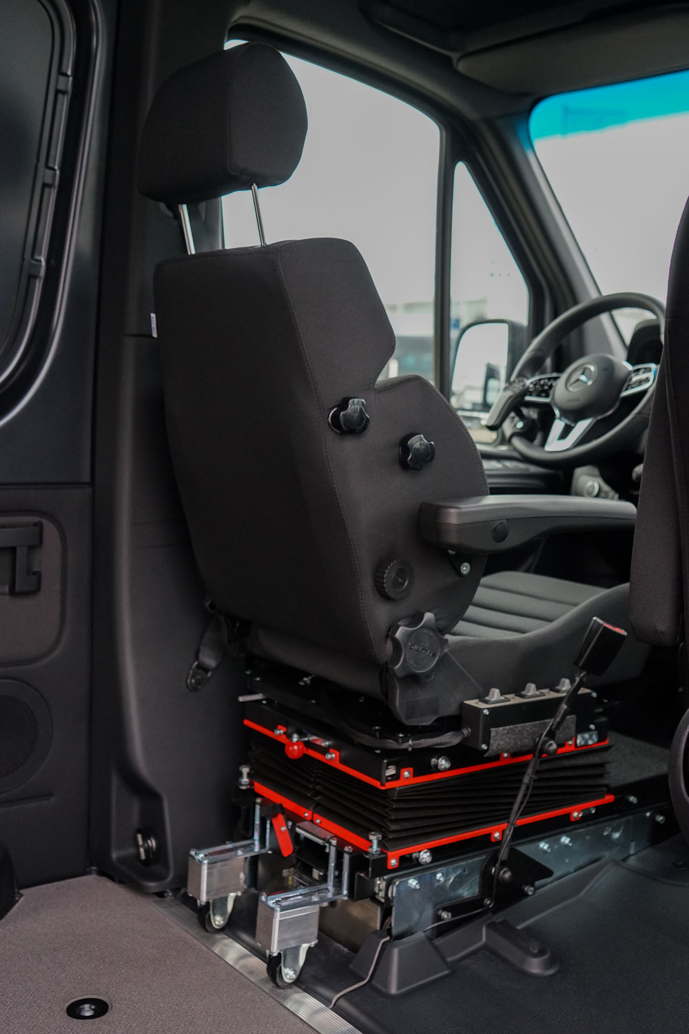 Behindertengerechter Mercedes Benz Sprinter, Selbstfahrerumbau, Kassettenlift, MFD, Handgerät, Transferkonsole, Smart floor, Sodermanns