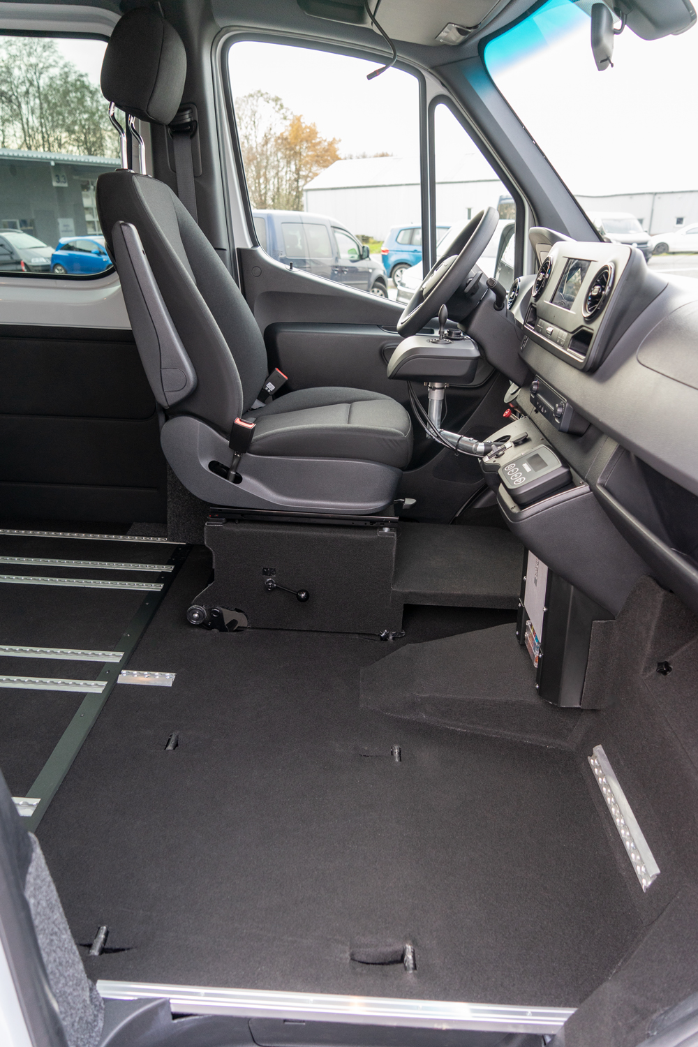 Behindertengerechter Mercedes Benz Sprinter, Selbstfahrerumbau, Space Drive, 4 Wege Joystick, Sprachsteuerung, Kassettenlift, Sodermanns