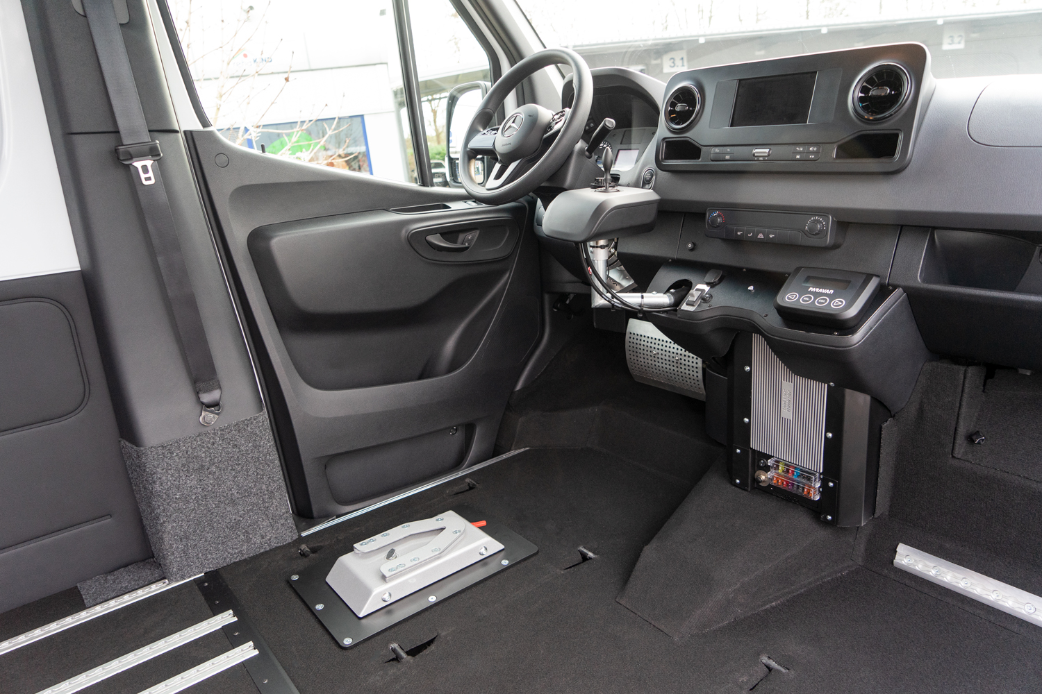 Behindertengerechter Mercedes Benz Sprinter, Selbstfahrerumbau, Space Drive, 4 Wege Joystick, Sprachsteuerung, Kassettenlift, Sodermanns