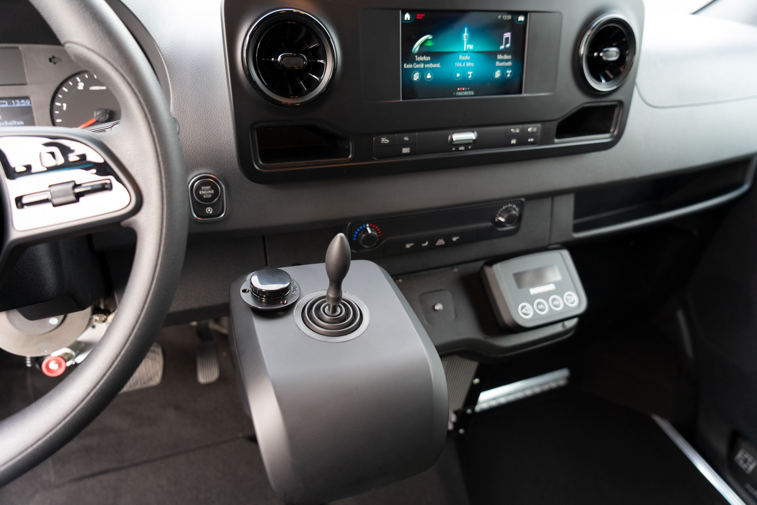 Behindertengerechter Mercedes Benz Sprinter, Selbstfahrerumbau, Space Drive, 4 Wege Joystick, Sprachsteuerung, Kassettenlift, Sodermanns