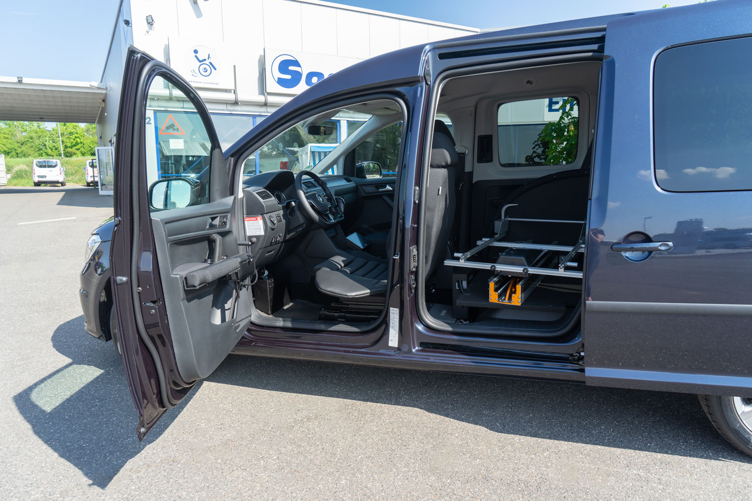 Behindertengerechter Volkswagen Caddy, Selbstfahrerumbau, Rollstuhlverladesystem, Handicap, Gas Bremsschieber, MFD, Rutschbrett, Orthopädischer Sitz, Sodermanns